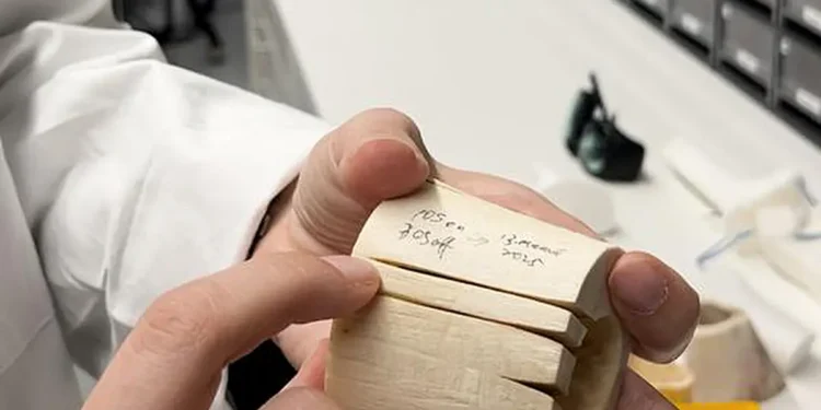 Ferda Canbaz montre la profondeur des coupes pouvant être réalisées au laser lorsque le profil énergétique du faisceau laser est ajusté. (Crédit : Université de Bâle, Catherine Weyer)