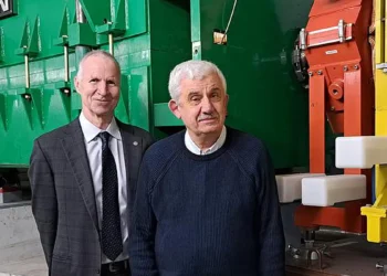 Le Dr Ivan Kojouharov (à droite) a co-découvert 143 isomères nucléaires, soit plus que quiconque. Les statistiques ont été compilées par le professeur Michael Thoennessen (à gauche). (Crédit : © L. Weitz, GSI/FAIR)