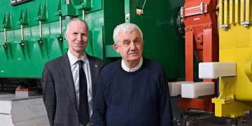 Le Dr Ivan Kojouharov (à droite) a co-découvert 143 isomères nucléaires, soit plus que quiconque. Les statistiques ont été compilées par le professeur Michael Thoennessen (à gauche). (Crédit : © L. Weitz, GSI/FAIR)