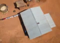 Si un nombre croissant de foyers au Malawi ont accès aux technologies solaires, la plupart n'ont les moyens d'installer qu'un petit système, comme le petit rectangle blanc situé près du centre du toit de ce bâtiment. La puissance médiane de ces appareils est d'environ 6 watts, alors que les foyers ont besoin d'au moins 50 watts pour bénéficier des services énergétiques les plus utiles, selon une nouvelle étude menée par l'université du Michigan. Crédit : Dave Brenner/U-M SEAS
