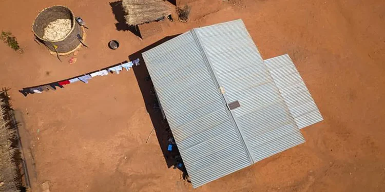 Si un nombre croissant de foyers au Malawi ont accès aux technologies solaires, la plupart n'ont les moyens d'installer qu'un petit système, comme le petit rectangle blanc situé près du centre du toit de ce bâtiment. La puissance médiane de ces appareils est d'environ 6 watts, alors que les foyers ont besoin d'au moins 50 watts pour bénéficier des services énergétiques les plus utiles, selon une nouvelle étude menée par l'université du Michigan. Crédit : Dave Brenner/U-M SEAS