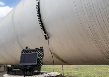 Le Southwest Research Institute (SwRI) a mis au point une sonde magnétostrictive (MST) qui utilise la technologie des ondes guidées pour détecter la corrosion dans les réservoirs de stockage, créant ainsi une méthode d'inspection plus rentable et plus efficace. La sonde du SwRI se fixe sur le côté d'un réservoir de stockage et produit une carte très détaillée des zones endommagées à l'intérieur. crédit : SWRI