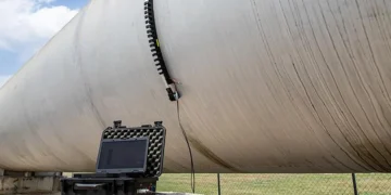 Le Southwest Research Institute (SwRI) a mis au point une sonde magnétostrictive (MST) qui utilise la technologie des ondes guidées pour détecter la corrosion dans les réservoirs de stockage, créant ainsi une méthode d'inspection plus rentable et plus efficace. La sonde du SwRI se fixe sur le côté d'un réservoir de stockage et produit une carte très détaillée des zones endommagées à l'intérieur. crédit : SWRI