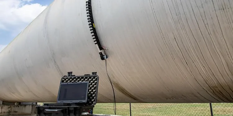 Le Southwest Research Institute (SwRI) a mis au point une sonde magnétostrictive (MST) qui utilise la technologie des ondes guidées pour détecter la corrosion dans les réservoirs de stockage, créant ainsi une méthode d'inspection plus rentable et plus efficace. La sonde du SwRI se fixe sur le côté d'un réservoir de stockage et produit une carte très détaillée des zones endommagées à l'intérieur. crédit : SWRI