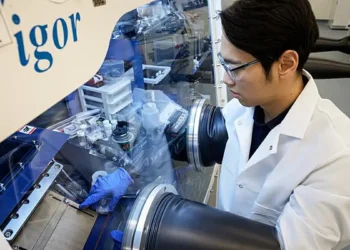 Chen-Jui (Ben) Huang, chercheur postdoctoral à la Pritzker School of Molecular Engineering de l'Université de Chicago et au Laboratoire pour le stockage et la conversion d'énergie de l'Université de Californie à San Diego, est coauteur d'un nouvel article qui traite du développement de batteries tout solide pratiques et puissantes utilisant la chimie de conversion lithium-soufre. (Crédit : Pritzker School of Molecular Engineering de l'Université de Chicago / Jason Smith)