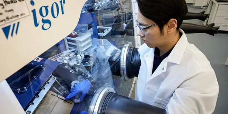 Chen-Jui (Ben) Huang, chercheur postdoctoral à la Pritzker School of Molecular Engineering de l'Université de Chicago et au Laboratoire pour le stockage et la conversion d'énergie de l'Université de Californie à San Diego, est coauteur d'un nouvel article qui traite du développement de batteries tout solide pratiques et puissantes utilisant la chimie de conversion lithium-soufre. (Crédit : Pritzker School of Molecular Engineering de l'Université de Chicago / Jason Smith)