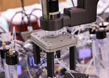 En générant environ 1 000 formulations distinctes de nanoparticules lipidiques par heure, soit 100 fois plus rapidement que les méthodes manuelles, le système pourrait permettre d'obtenir les ensembles de données volumineux et systématiques nécessaires à l'entraînement des modèles d'IA prédictifs.