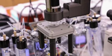 En générant environ 1 000 formulations distinctes de nanoparticules lipidiques par heure, soit 100 fois plus rapidement que les méthodes manuelles, le système pourrait permettre d'obtenir les ensembles de données volumineux et systématiques nécessaires à l'entraînement des modèles d'IA prédictifs.