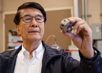 Le professeur Paul Ching-Wu Chu tient une cellule à enclume diamant (DAC) dans un laboratoire de l'université de Houston. La DAC a été utilisée pour aider l'équipe de Chu à battre le record de température pour la supraconductivité à pression ambiante. (Crédit : Université de Houston)