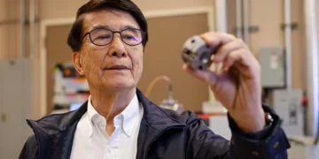 Le professeur Paul Ching-Wu Chu tient une cellule à enclume diamant (DAC) dans un laboratoire de l'université de Houston. La DAC a été utilisée pour aider l'équipe de Chu à battre le record de température pour la supraconductivité à pression ambiante. (Crédit : Université de Houston)