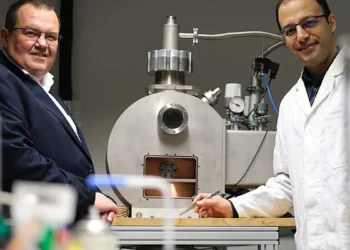 Le professeur Ralf Busch (à gauche) et son équipe souhaitent utiliser des verres métalliques pour améliorer l'efficacité énergétique des moteurs électriques. Le groupe de recherche a mis au point de nouveaux alliages dont les propriétés permettent d'imprimer en 3D des composants métalliques de moteur entièrement semblables à du verre. Amirhossein Ghavimi (à droite), doctorant, a mené des recherches sur ces nouveaux alliages.