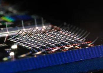 Une nouvelle catégorie de puces photoniques qui utilisent la lumière plutôt que l'électricité pour traiter les données comprend des réseaux de structures microscopiques qui s'incurvent vers le haut comme de minuscules tremplins de ski lumineux. Les chercheurs peuvent contrôler avec précision la manière dont la lumière est émise simultanément par des milliers de ces structures.