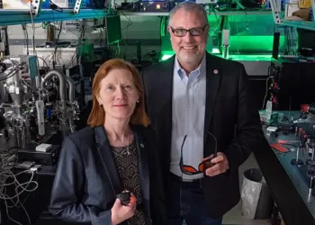 Margaret Murnane et Henry Kapteyn dans leur laboratoire sur le campus.