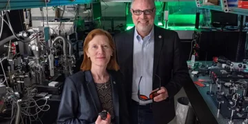 Margaret Murnane et Henry Kapteyn dans leur laboratoire sur le campus.