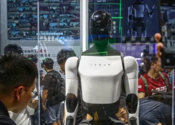 Tesla dévoile Optimus à Shanghai avant son lancement industriel