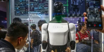 Tesla dévoile Optimus à Shanghai avant son lancement industriel