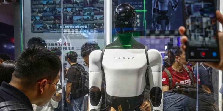 Tesla dévoile Optimus à Shanghai avant son lancement industriel