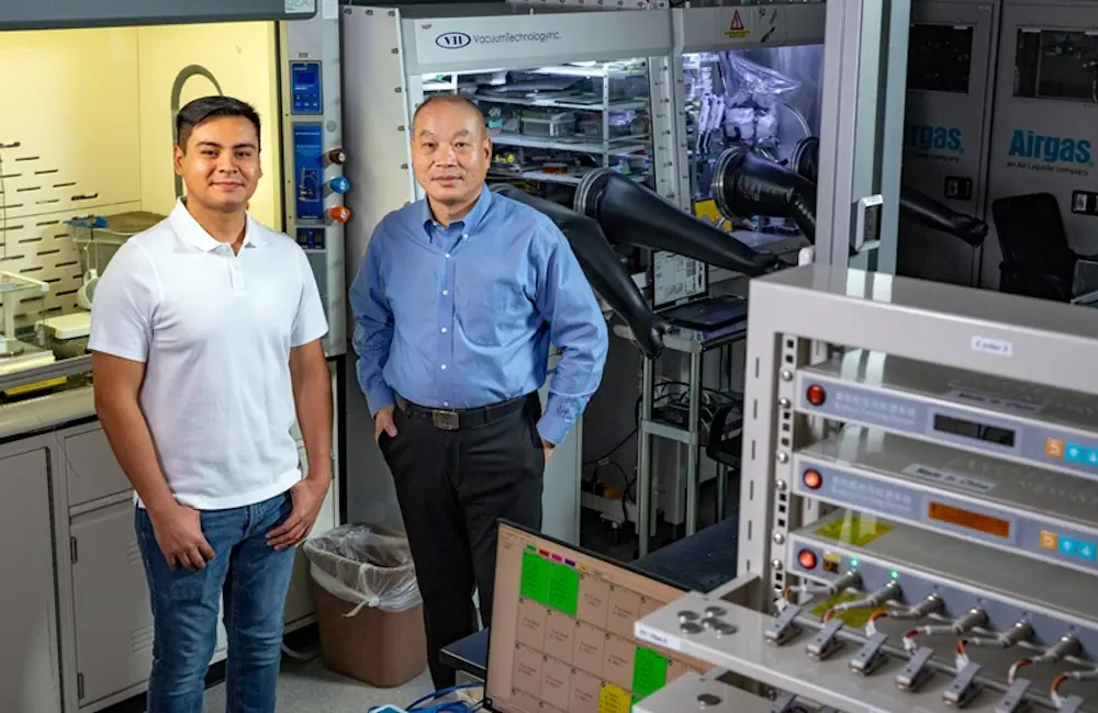 Kevin Velasquez (à gauche) et Henry Meng au laboratoire Meng Nano and Energy La