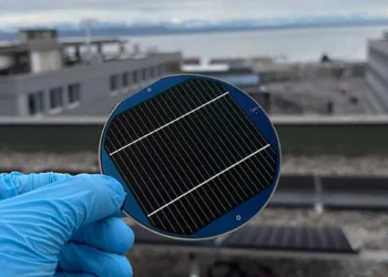 La cellule solaire à triple jonction (54 cm²).