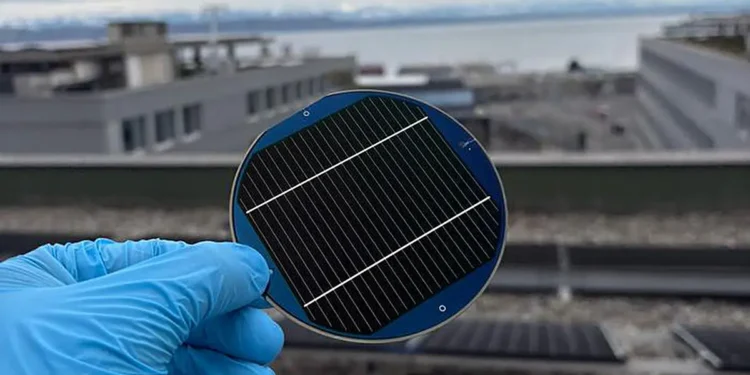 La cellule solaire à triple jonction (54 cm²).