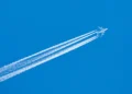 Modifier les trajectoires de vol pourrait réduire de moitié l'impact climatique de l'aviation, selon une étude
