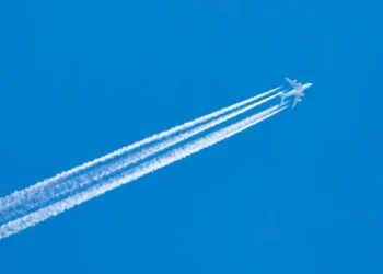Modifier les trajectoires de vol pourrait réduire de moitié l'impact climatique de l'aviation, selon une étude