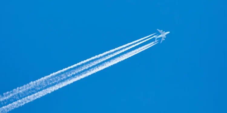 Modifier les trajectoires de vol pourrait réduire de moitié l'impact climatique de l'aviation, selon une étude