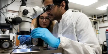 Aida Ebrahimi, à gauche, et Vinay Kammarchedu ont mis au point un transistor à effet de champ amélioré capable d'alimenter des capteurs d'une sensibilité et d'une résistance exceptionnelles.