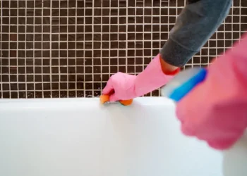 Mélange vinaigre blanc et de la Javel : un danger domestique qui refait surface