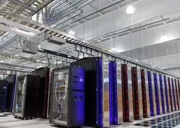 Les opérations d'IA menées à l'aide de grands centres de serveurs, comme celui-ci au Sandia National Laboratory, ou le xAI Colossus à Memphis, ou encore d'autres en cours de construction tels que Stargate de Microsoft et OpenAI, peuvent consommer autant d'énergie qu'une ville de petite ou moyenne taille