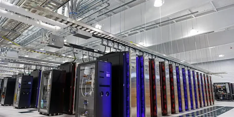 Les opérations d'IA menées à l'aide de grands centres de serveurs, comme celui-ci au Sandia National Laboratory, ou le xAI Colossus à Memphis, ou encore d'autres en cours de construction tels que Stargate de Microsoft et OpenAI, peuvent consommer autant d'énergie qu'une ville de petite ou moyenne taille