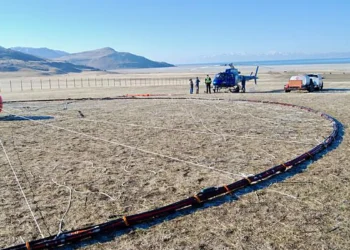 L'équipage d'un hélicoptère se prépare à transporter du matériel de prospection électromagnétique aérienne depuis une zone de rassemblement sur l'île d'Antelope, le 28 février 2025