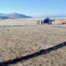 L'équipage d'un hélicoptère se prépare à transporter du matériel de prospection électromagnétique aérienne depuis une zone de rassemblement sur l'île d'Antelope, le 28 février 2025