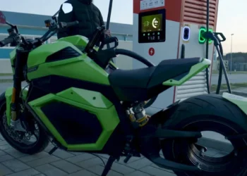 Donut Lab dévoile sa batterie solide sur une moto électrique