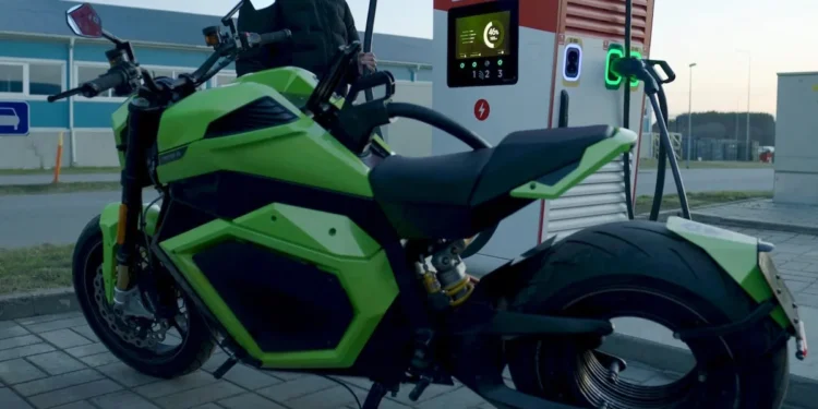 Donut Lab dévoile sa batterie solide sur une moto électrique