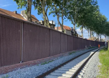 Calais déploie son plus grand écran acoustique ferroviaire