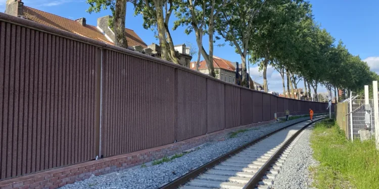 Calais déploie son plus grand écran acoustique ferroviaire