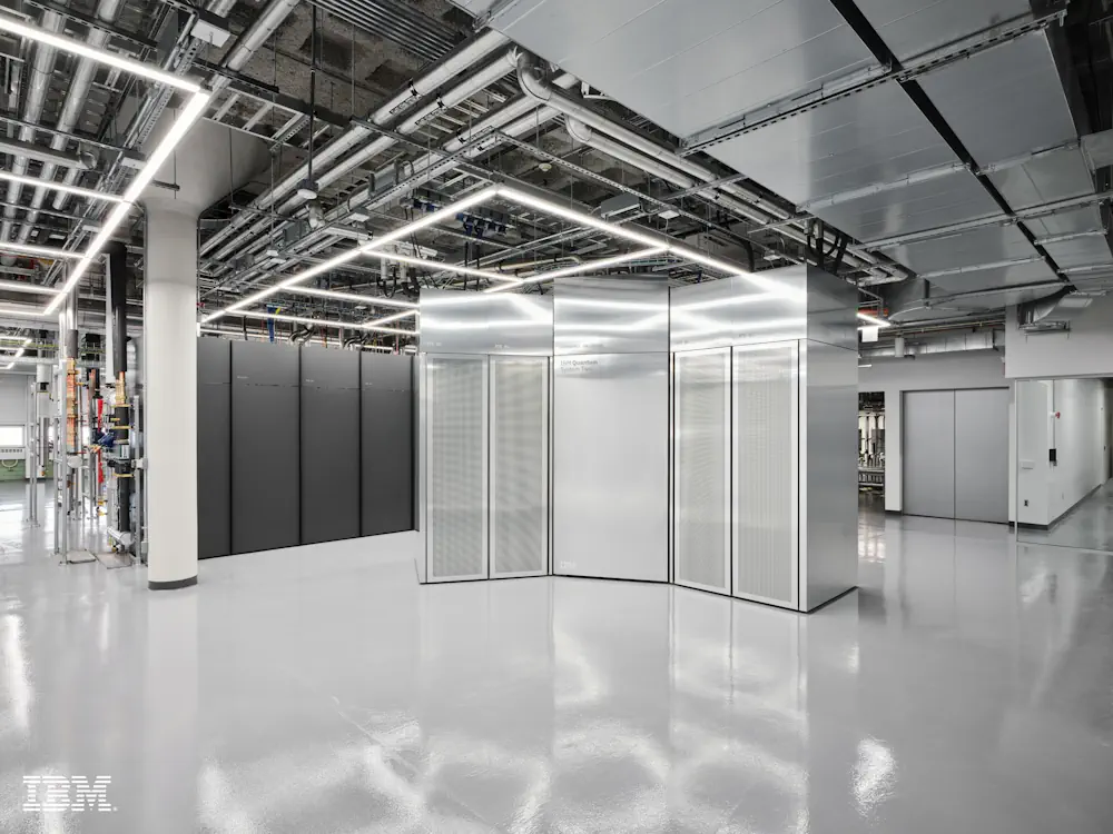 Une photo de face de l'IBM Quantum System Two à Poughkeepsie, dans l'État de New York