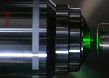 Les lasers à phonons sont utilisés pour piéger et faire léviter des nanoparticules dans le laboratoire de Nick Vamivakas, titulaire de la chaire Marie C. Wilson et Joseph C. Wilson de physique optique à l'université de Rochester.