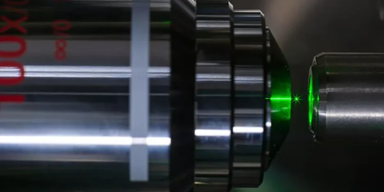 Les lasers à phonons sont utilisés pour piéger et faire léviter des nanoparticules dans le laboratoire de Nick Vamivakas, titulaire de la chaire Marie C. Wilson et Joseph C. Wilson de physique optique à l'université de Rochester.