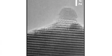 Microscopie haute résolution montrant l'exsolution du ruthénium dans la pérovskite LaCrO₃. Ce processus est similaire à l'exsolution du nickel