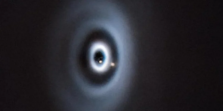 Ce à quoi aurait pu ressembler la formation de la Terre dans notre système solaire. La naissance de deux planètes (points marron clair) dans un disque protoplanétaire autour de la jeune étoile WISPIT 2