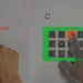 (à gauche) Exemple de détection de la pâleur par le modèle d'IA utilisé dans cette technologie. (à droite) Exemple d'application de cette technique : un mur sert de surface tactile pour interagir avec une interface virtuelle.