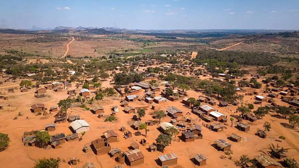 De ce point de vue, les panneaux solaires installés sur les toits de ce village semblent minuscules. Mais même ces petits panneaux solaires peuvent aider les Malawiens à recharger leurs téléphones, qui autrement les obligeraient à marcher pendant des heures.