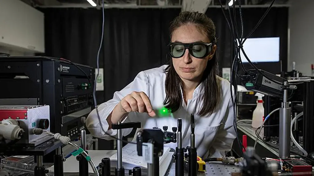 Le Dr Ferda Canbaz dans le laboratoire laser du département d'ingénierie biomédicale de l'université de Bâle.