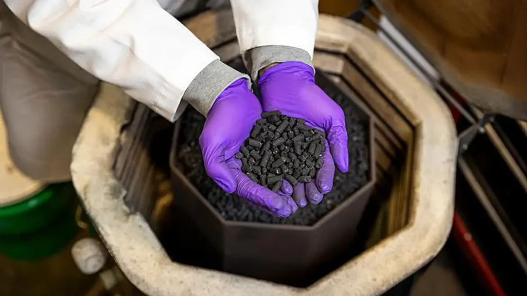 Les chercheurs ont fabriqué leur biochar à partir de boues de chaux, un sous-produit du traitement de la chaux dans les stations d'épuration. Ils ont mélangé les boues avec de la sciure de bois, les ont transformées en biochar en les chauffant dans un four, puis les ont granulées.