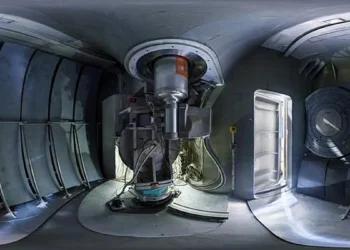 Vue panoramique à l'intérieur du spectromètre secondaire IN16B à l'Institut Laue Langevin (ILL). Crédit : ILL (2026)