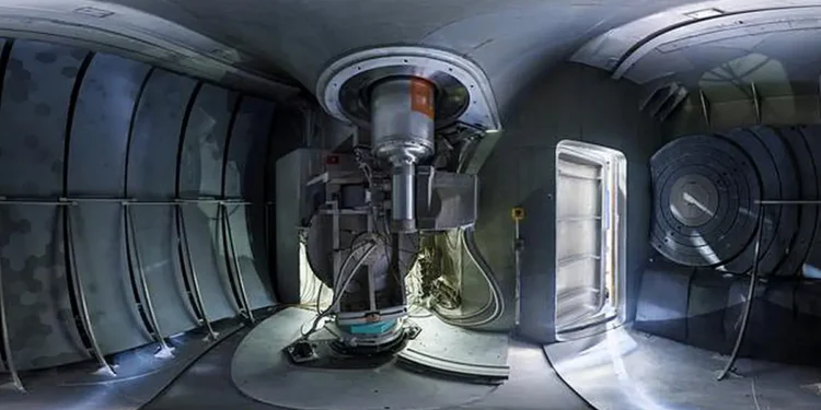 Vue panoramique à l'intérieur du spectromètre secondaire IN16B à l'Institut Laue Langevin (ILL). Crédit : ILL (2026)