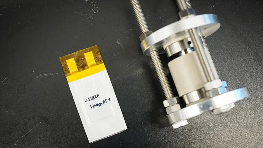 L'équipe a démontré une amélioration notable des performances dans un format pratique de cellule à poche (à gauche). Contrairement à la configuration à cellules pellet (à droite), qui nécessite généralement un dispositif de compression encombrant et dont la surface active est limitée par la géométrie des pellets, les cellules pouch utilisent des électrodes en feuille qui peuvent être facilement adaptées à des surfaces plus grandes, ce qui souligne leur fort potentiel pour les conceptions liées aux véhicules électriques. (Crédit : UChicago Pritzker School of Molecular Engineering / Jason Smith)