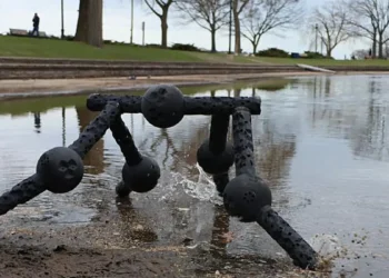 Lors d'essais en extérieur, les métamachines ont roulé sur des terrains accidentés, notamment du gravier, de l'herbe, des racines d'arbres, des feuilles, du sable, de la boue et des briques inégales. Elles ont sauté, tourné sur elles-mêmes et se sont redressées lorsqu'elles se sont renversées, le tout sans configuration complexe ni réentraînement.
